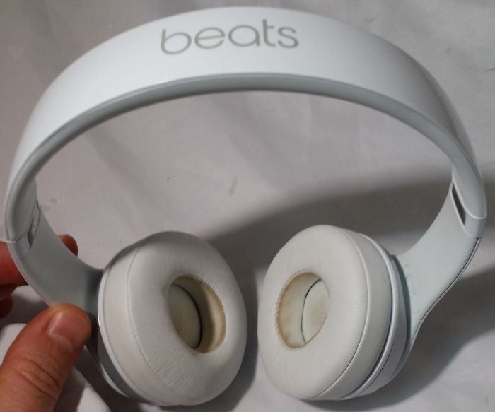 Beats Solo 2 WIRED WHITE On Ear Headphones Beats By Dr. Dre Dirty Pads