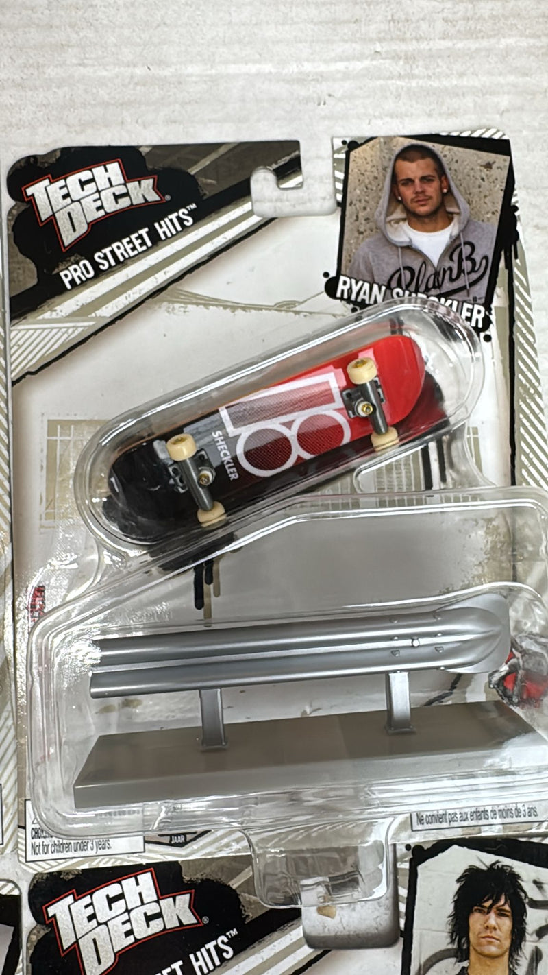 Tech Deck Street Hits Fingerboard and Skate Obstacle - 5 Pack